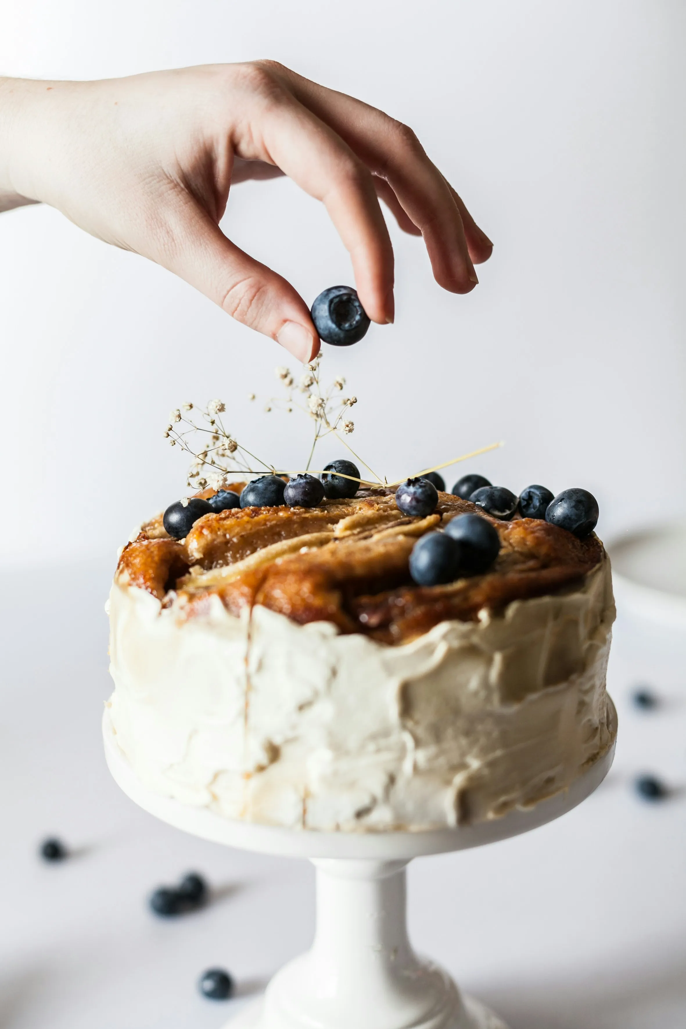 /images/bakery/cakes/alex-lvrs-On2VseHUDXw-unsplash-1.webp